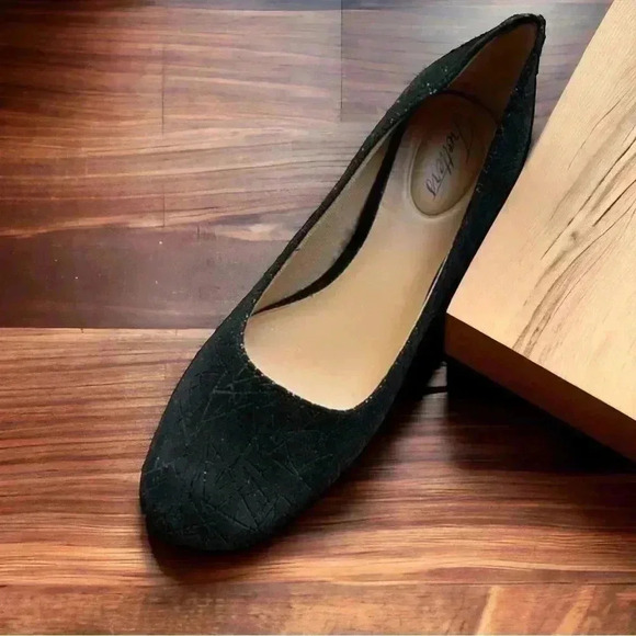 Trotters Size 6 Black Slip-On  2" Dressy Heels.  Excellent Condition. - Picture 4 of 4